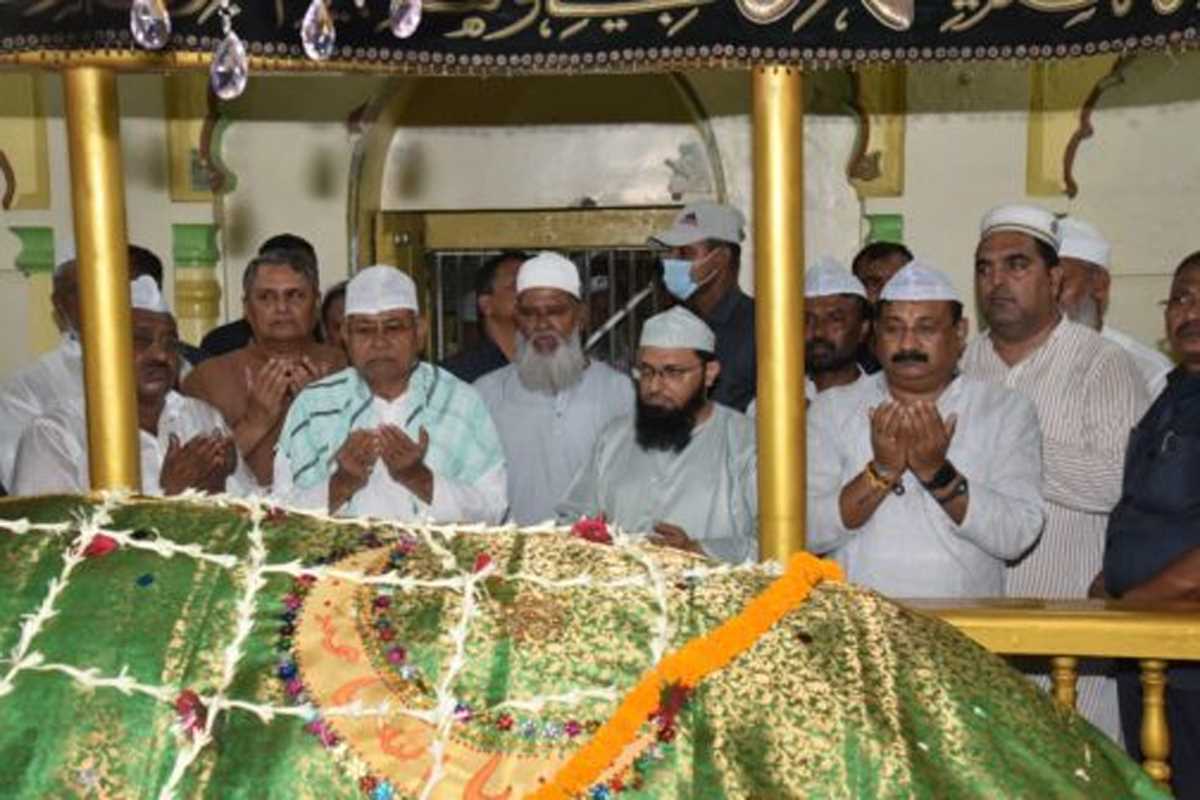 नीतीश ने हजरत मखदूम सैयद शाह के मजार पर की चादरपोशी